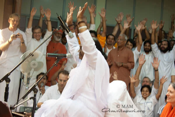 Amma singing on Onam, 2010