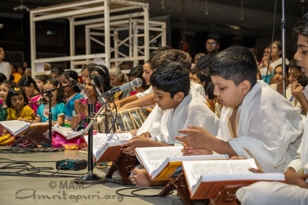 On Kuchela dinam, children offer Bhagavatam chants